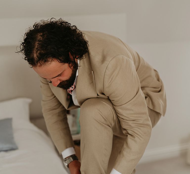 groom-wearing-beige-wedding-with-pink-suede-groom-shoes