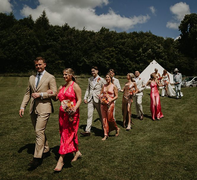 wedding-guests-at-outdoor-festival-wedding