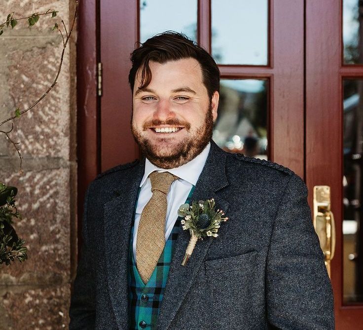 groom-with-waved-medium-hair-wedding-hair-tips