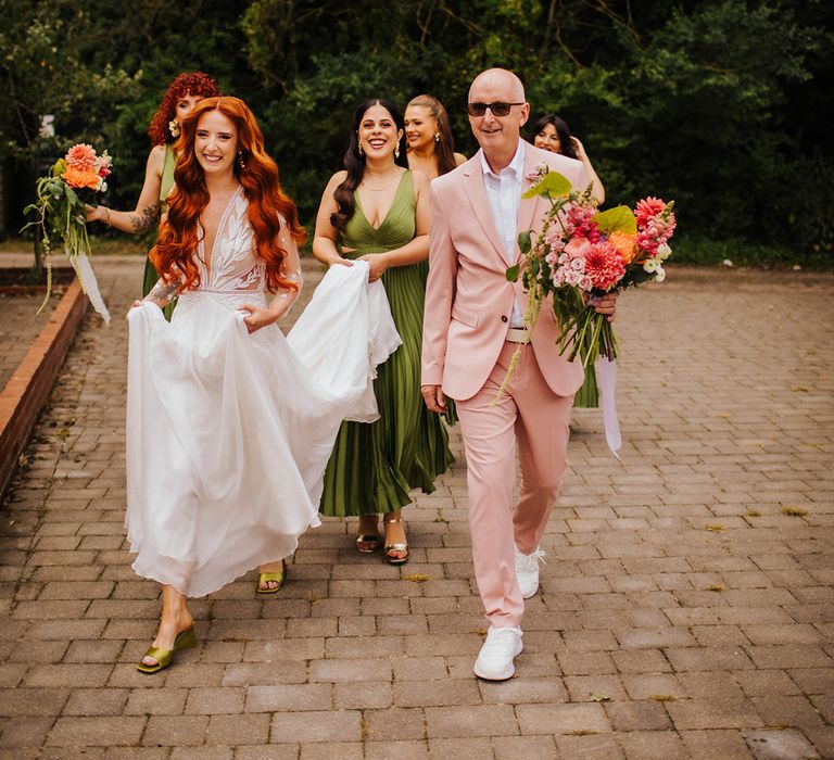 bride-and-groom-with-bridal-party