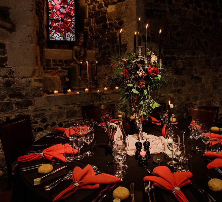 red-napkins-with-sparkly-napkin-rings