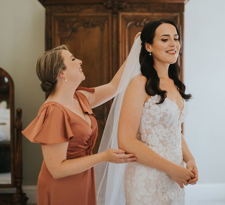 bridesmaid-helps-bride-with-wedding-veil