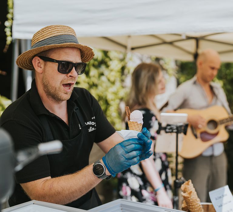 ice-creams-at-outdoor-summer-wedding