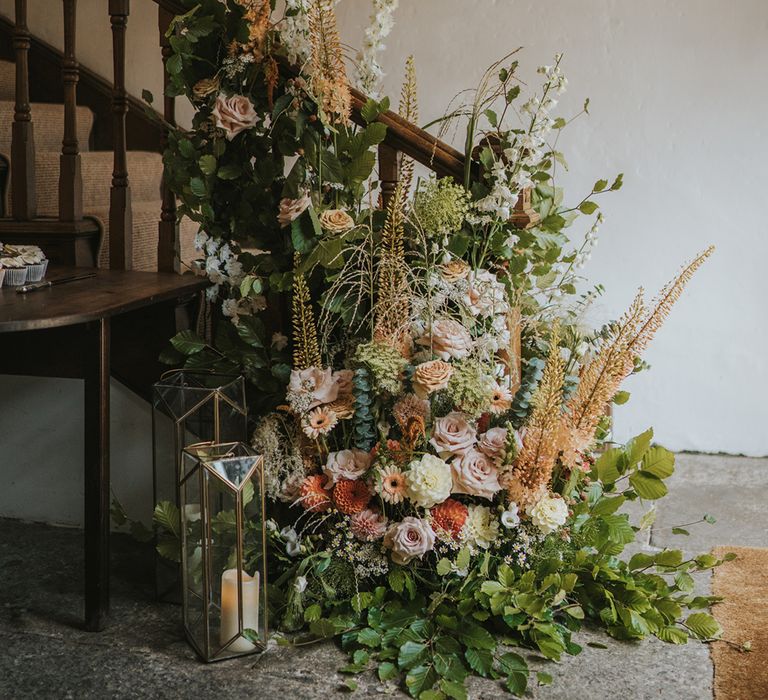 wedding-flower-arrangement-on-staircase