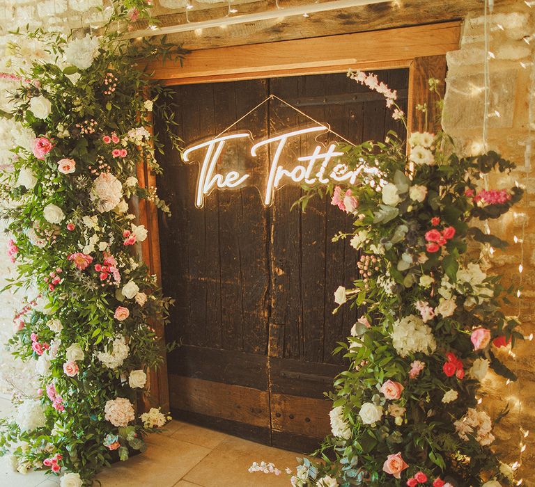 custom-neon-sign-with-pink-and-white-flower-columns