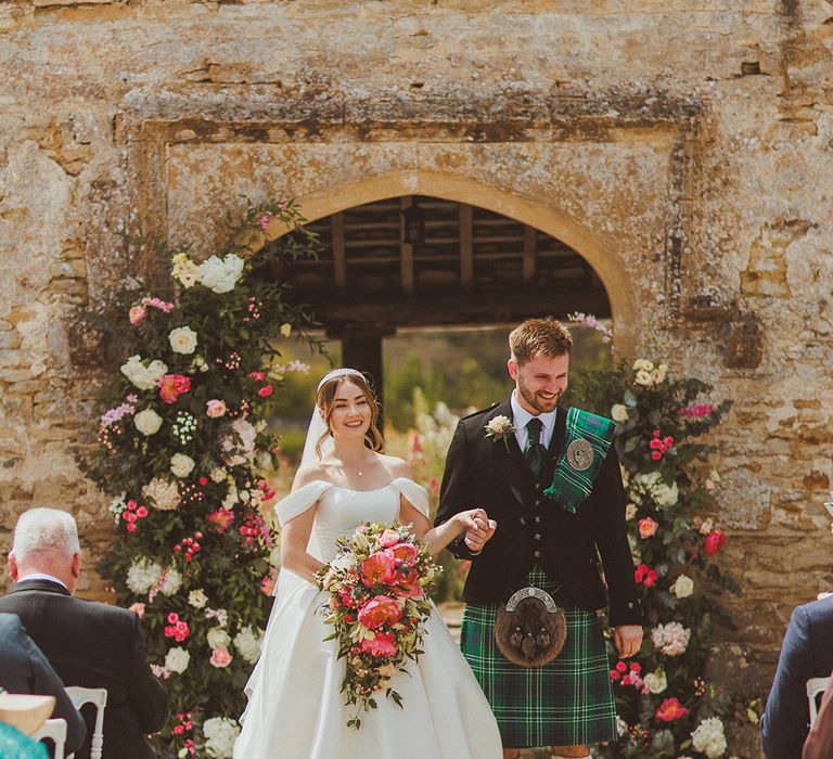 wedding-flower-columns-with-bride-and-groom-altar-decor