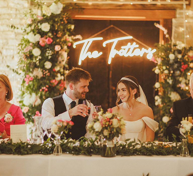 wedding-reception-with-neon-sign