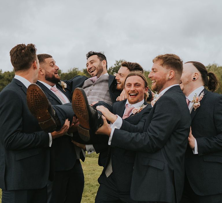 groomsmen-lifting-groom-in-funny-photo