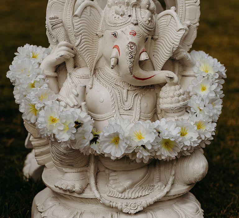 ganesha-hindu-god-statue-decorating-the-wedding-aisle