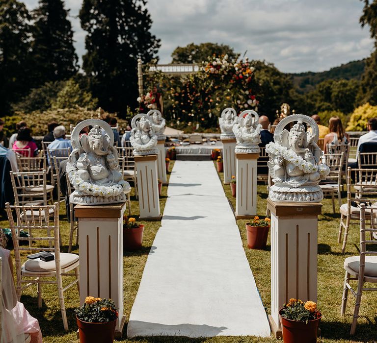 hindu-god-statues-lining-the-aisle-for-the-wedding