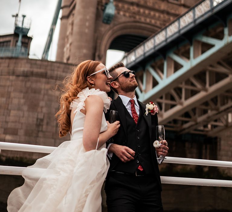 bride-and-groom-on-boat-under-tower-bridge-in-london