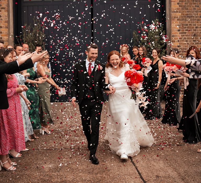 outdoor-confetti-moment-for-newylweds