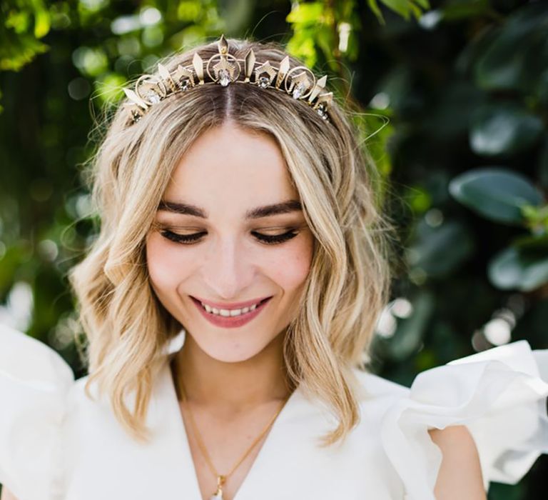 bride-with-blonde-hair-in-wavy-short-hairstyle-with-crown