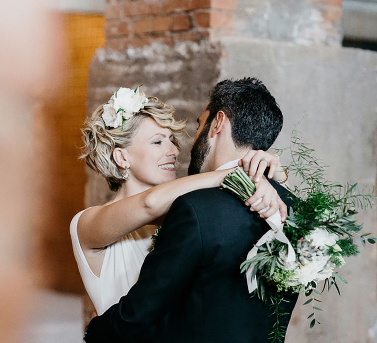 bride-with-short-blonde-hair-with-white-flower-enamel-accessories