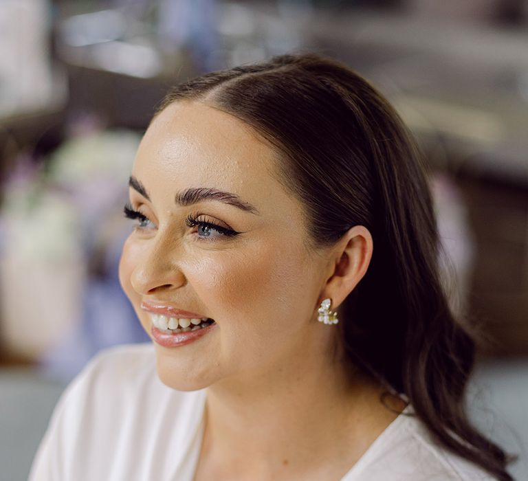 bride-with-simple-bridal-makeup-wearing-false-eyelashes