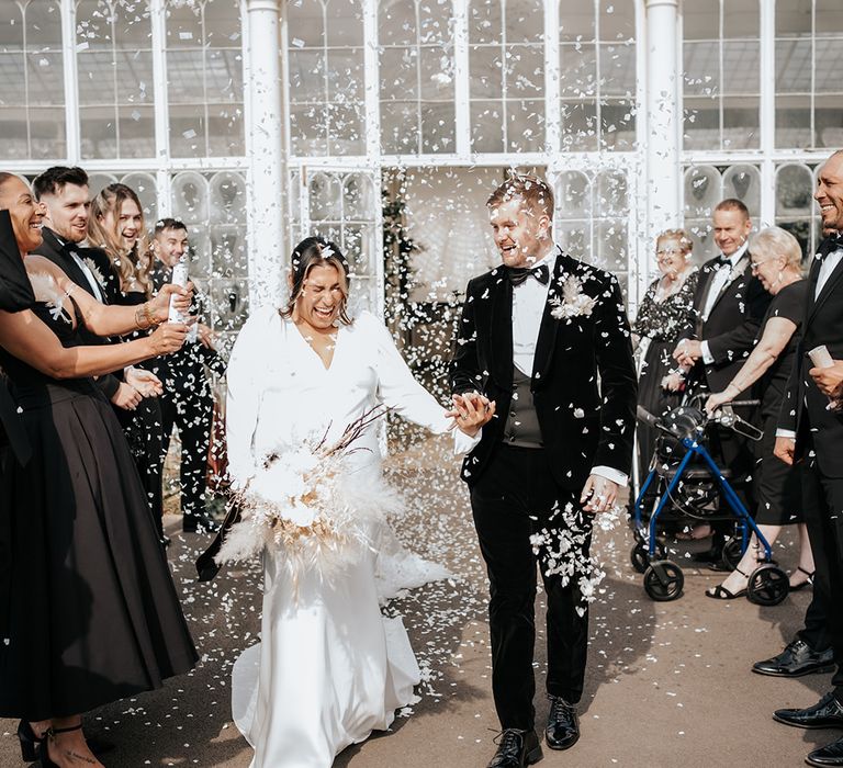 confetti-moment-for-newlyweds