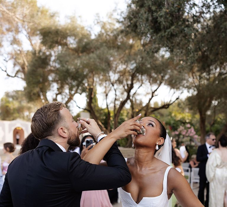 bride-and-groom-eat-oysters