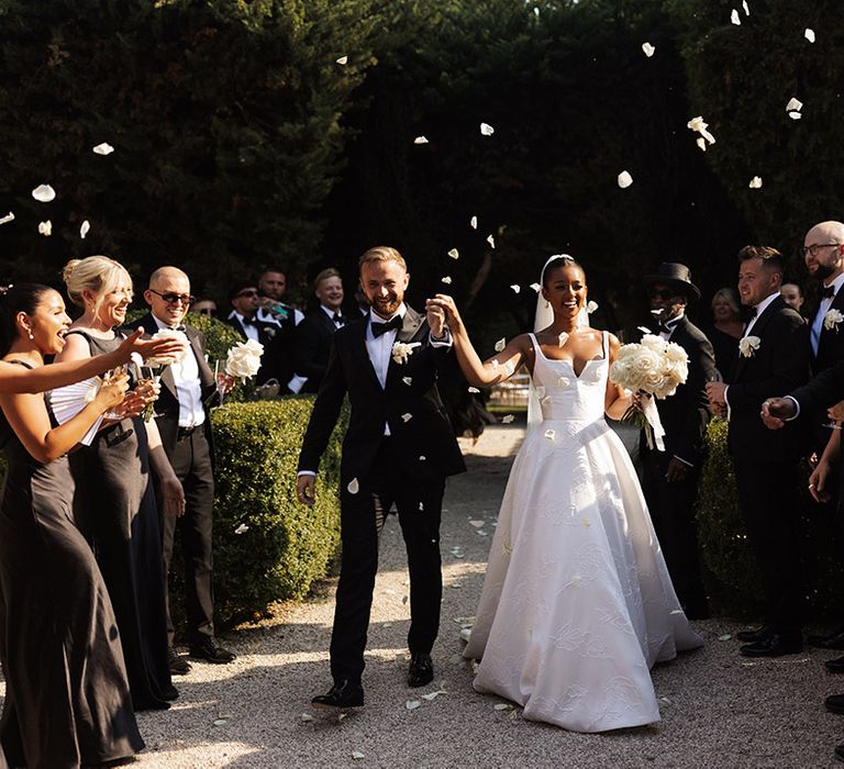 confetti-exit-for-the-couple-at-destination-wedding-in-france