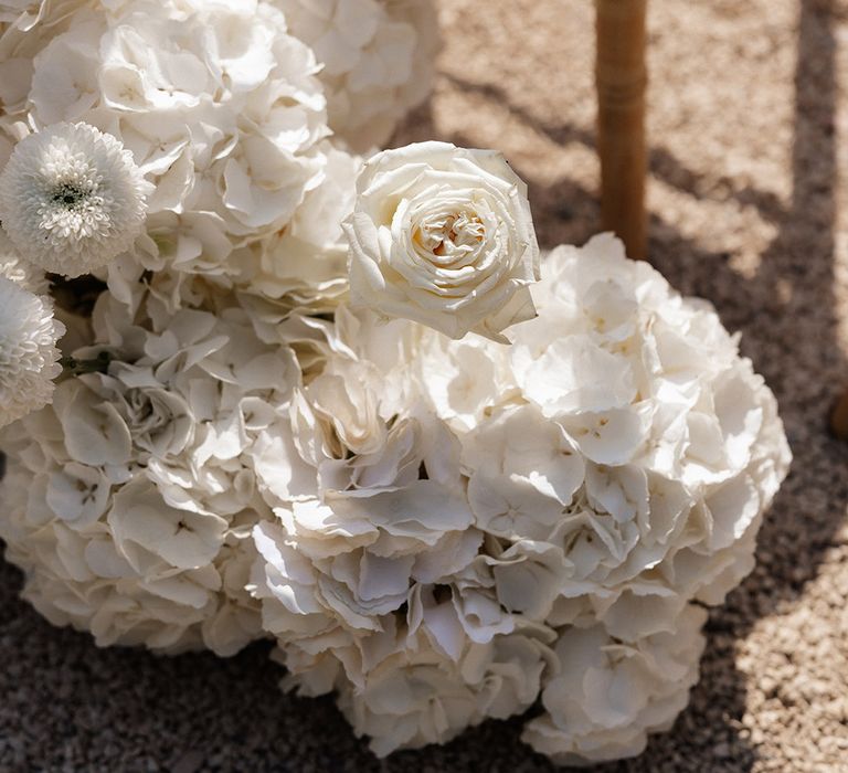 white-hydrangeas-aisle-decorations