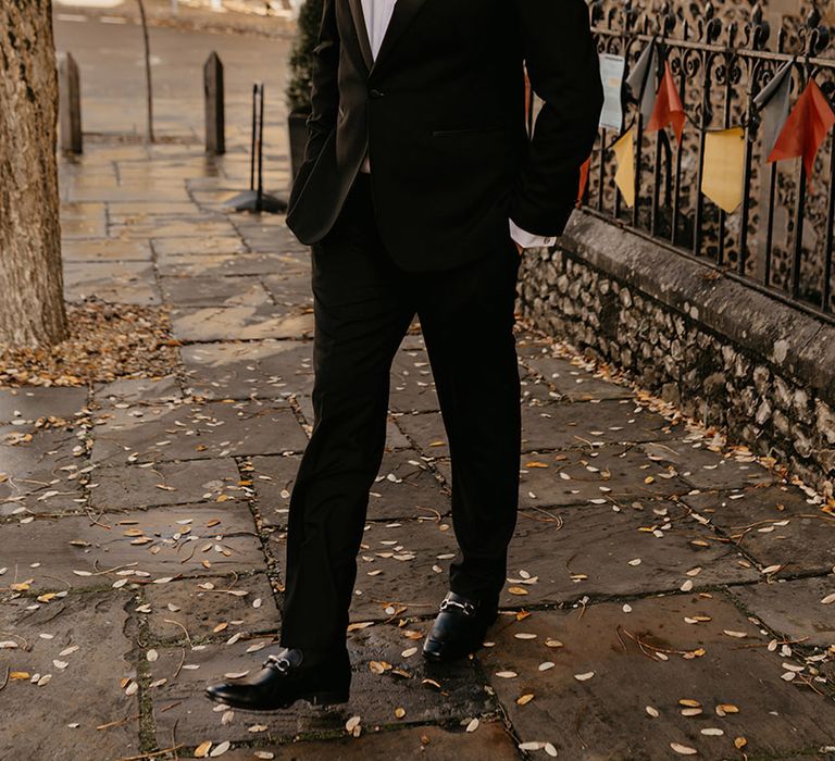 groom-in-black-tuxedow-with-white-rose-buttonhole