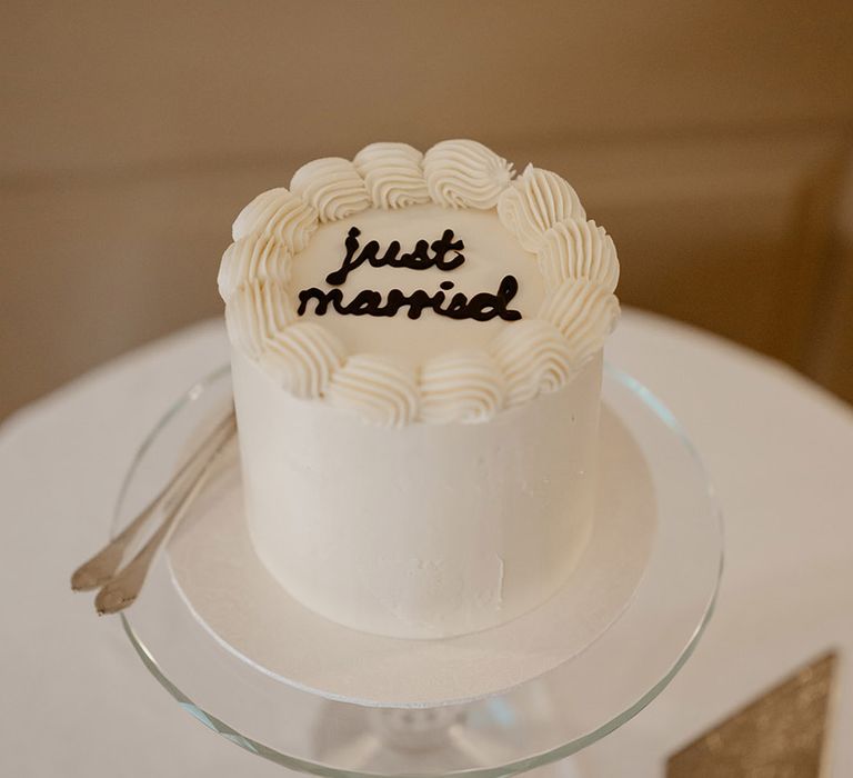 white-just-married-wedding-cake