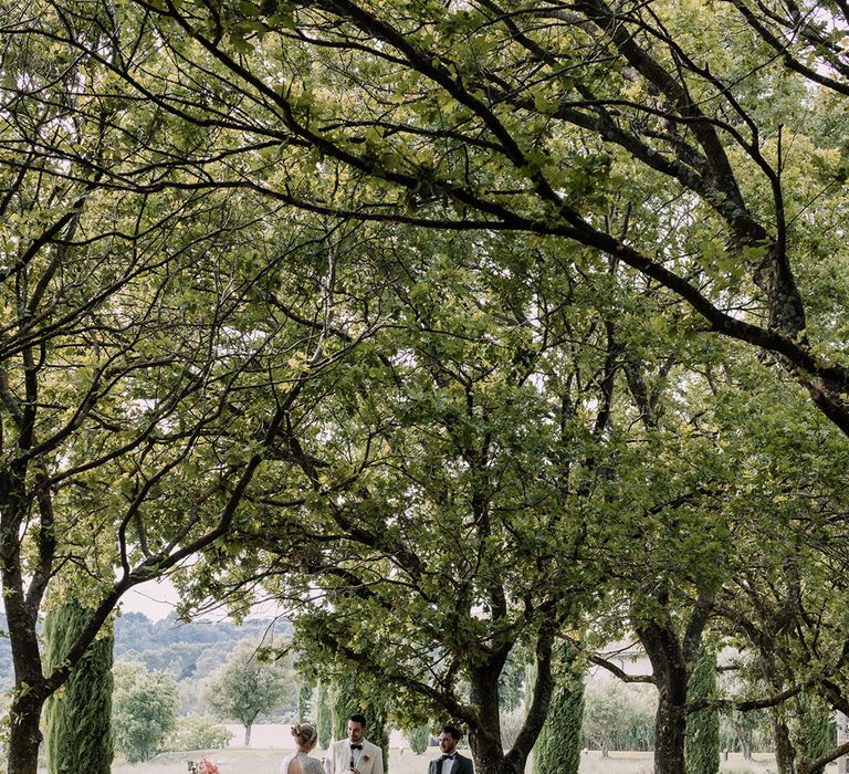 bride-and-groom-saying-their-wedding-vows-under-the-trees