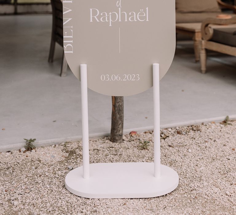 neutral-wedding-welcome-signage