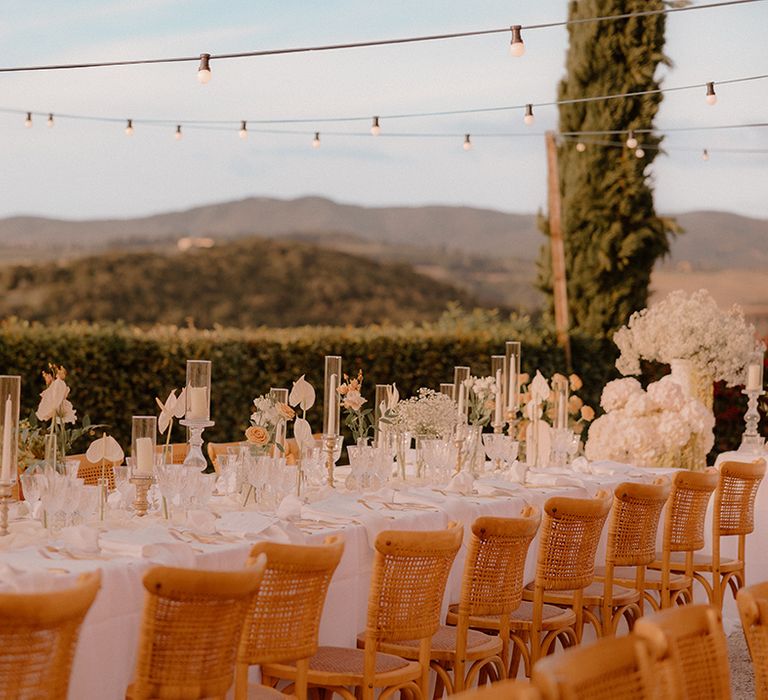 country-relais-minimalist-wedding-tablescape