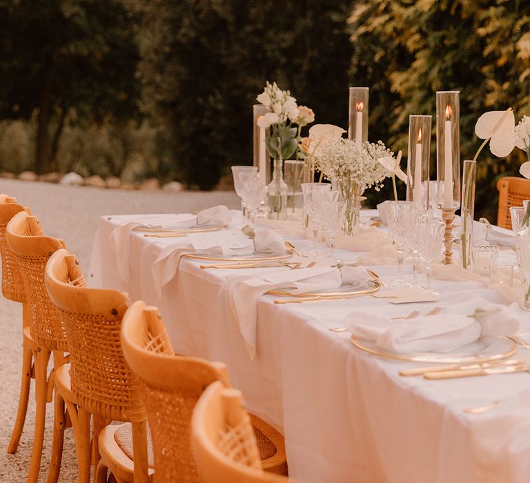 gold-and-white-wedding-table-decor