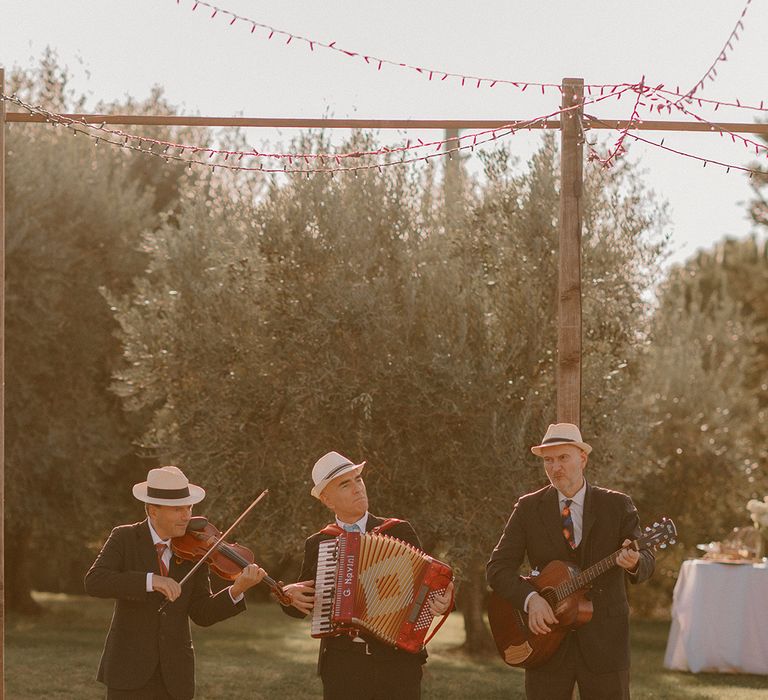 wedding-band-plays-at-outdoor-wedding