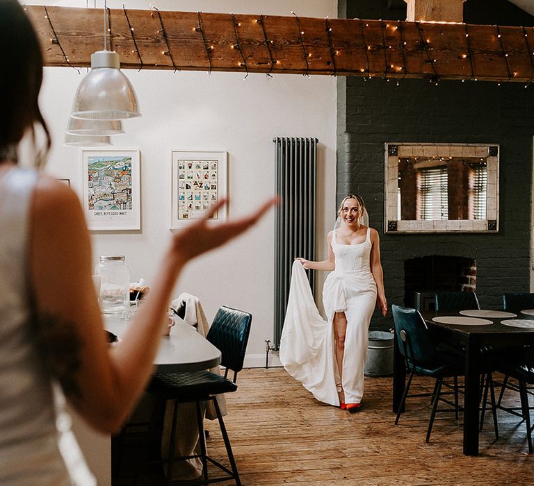 bridesmaids-see-the-bride-for-the-first-time