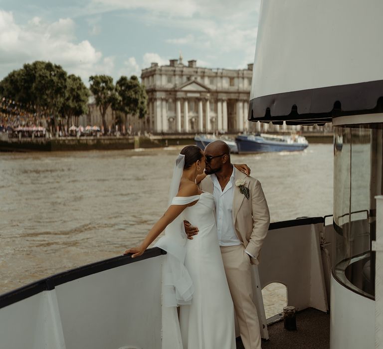 boat-cocktail-hour-reception-along-the-thames