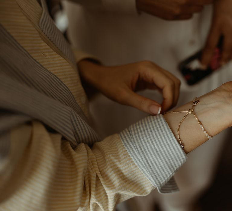 bridesmaid-wearing-delicate-gold-bracelet