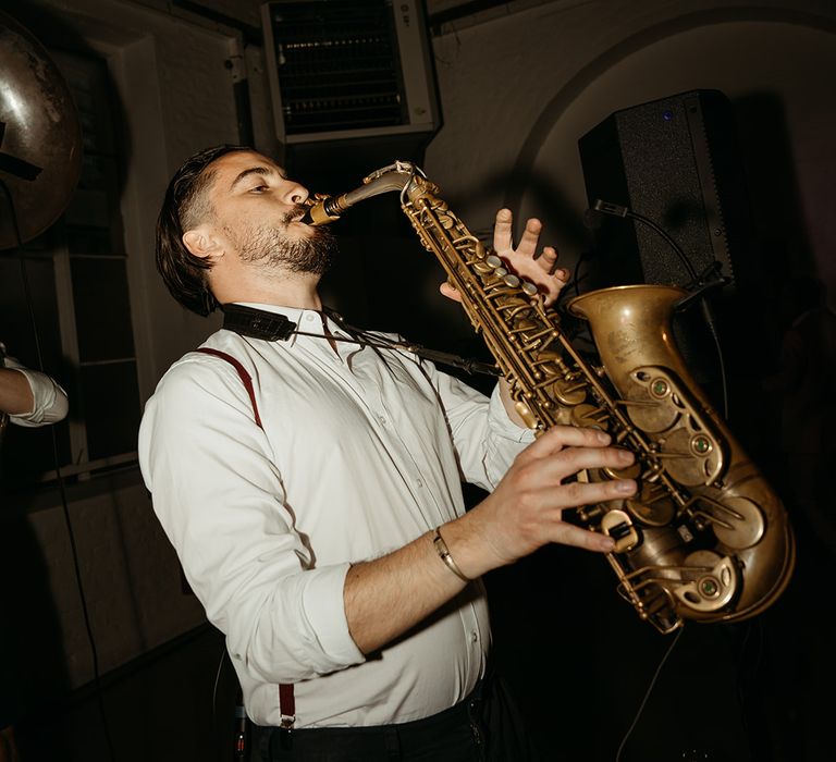 saxophone-player-for-wedding-entertainment