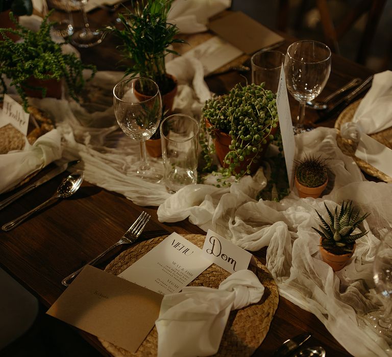 wicker-place-mat-with-greenery-and-foliage-wedding-tablescape