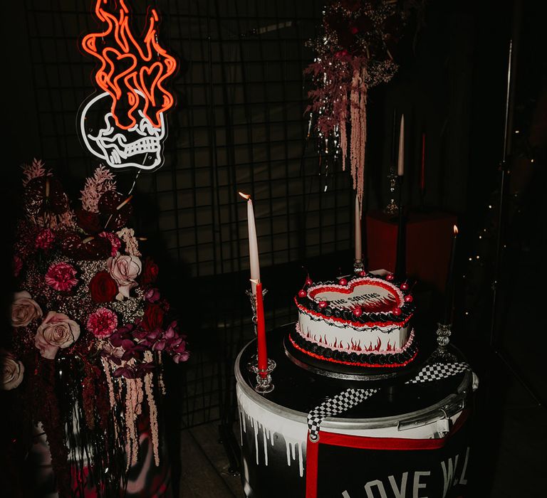 wedding-cake-decor-area-with-neon-sign