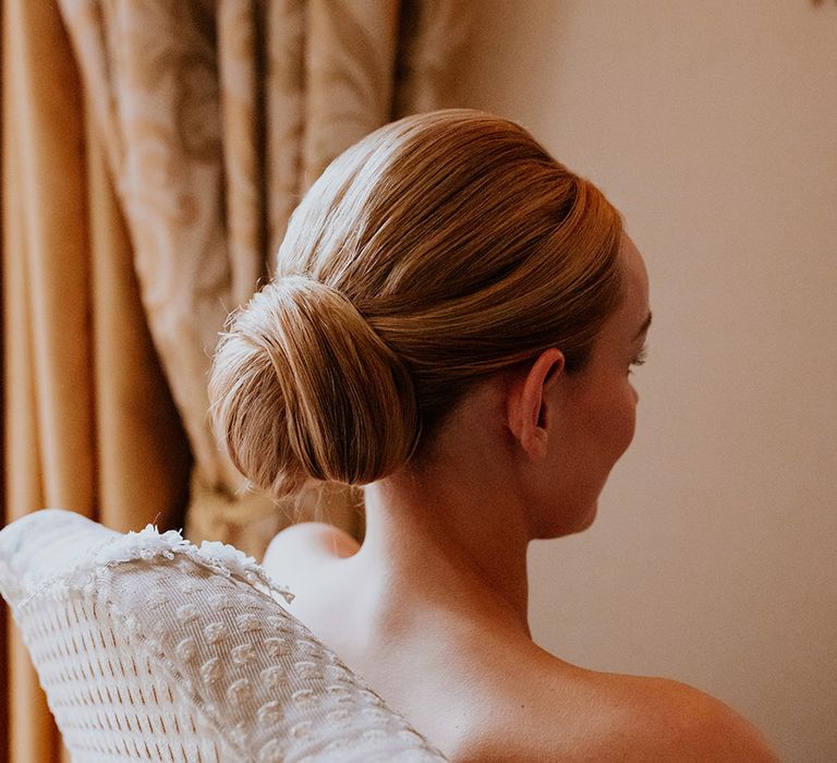 bridal-hairstyle-sleek-blonde-updo