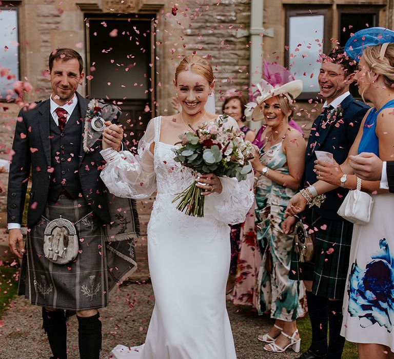 confetti-moment-at-wedding