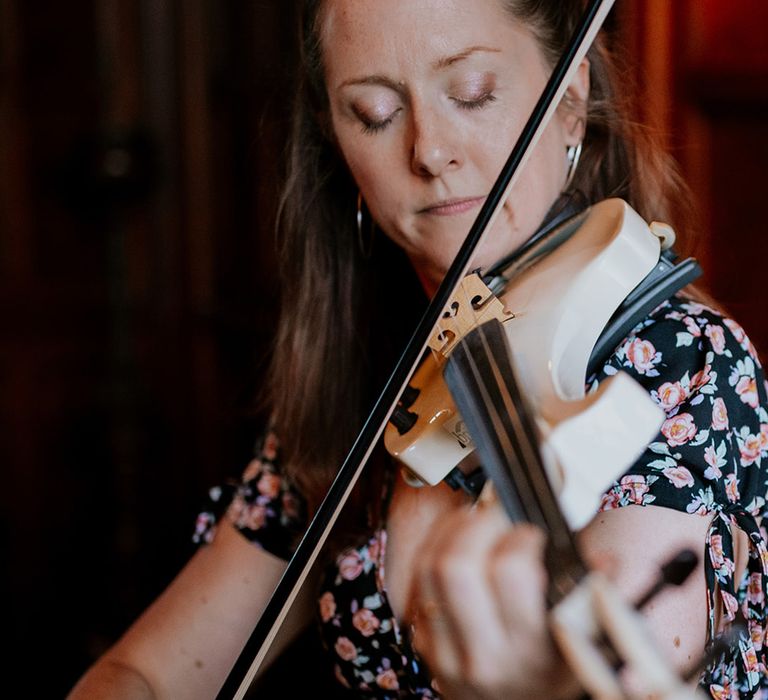 violinist-playing-at-ceremony