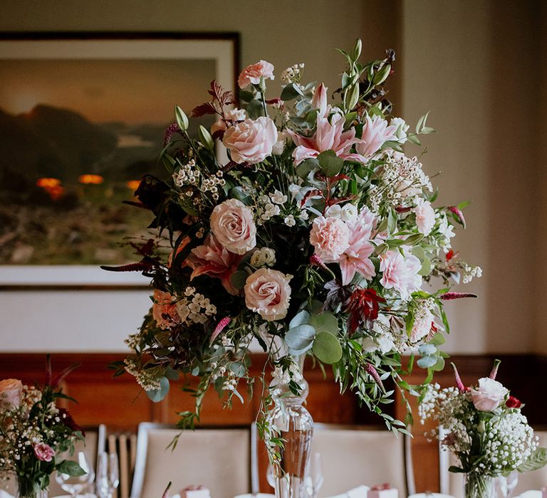 wedding-tablescape-with-red-and-pink-flower-table-centrepiece