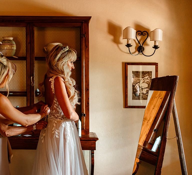 bridesmaids-and-mother-of-the-bride-helps-bride-get-ready