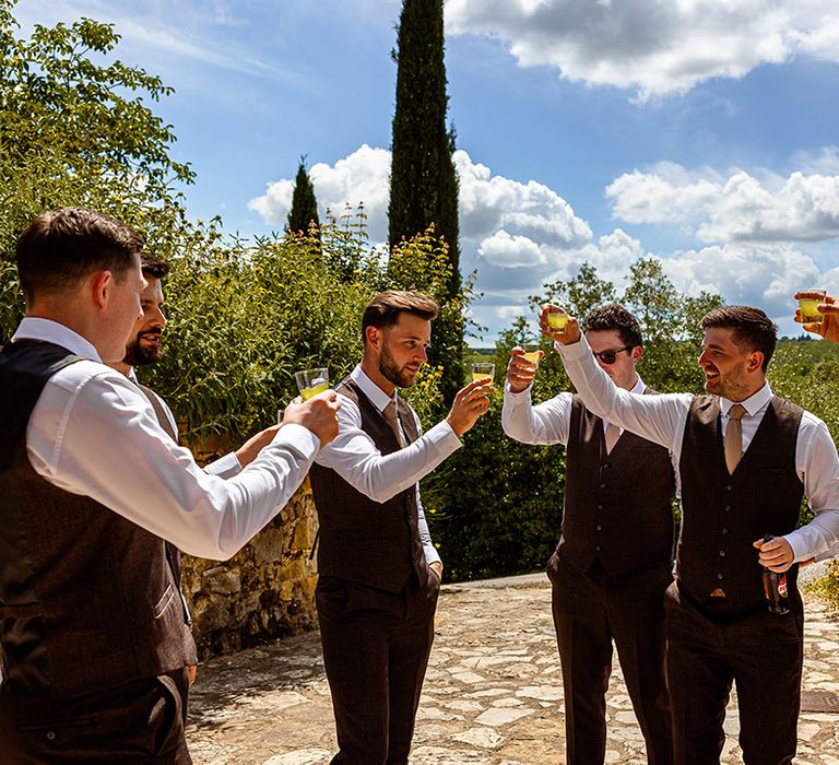 groomsmen-drinking-together-on-morning-of-the-wedding