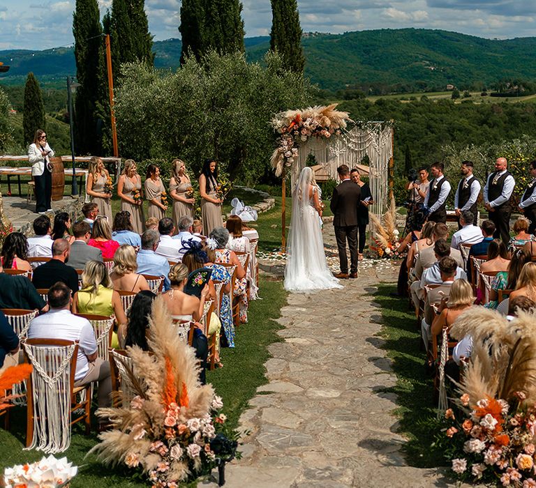 outdoor-tuscan-wedding-in-italy