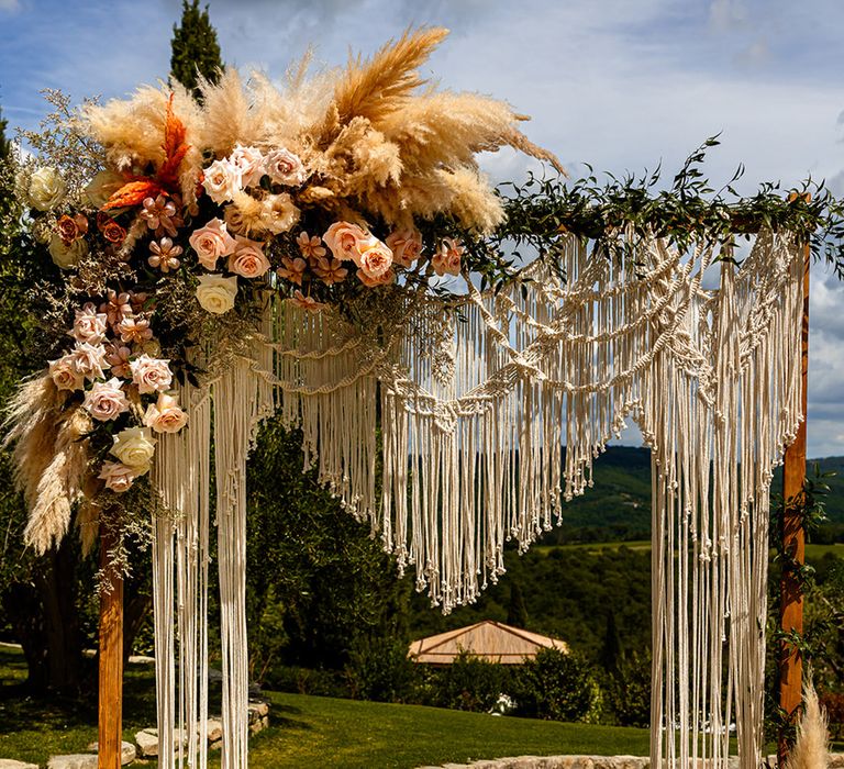 pampas-grass-and-pink-roses-with-pampas-altar-decorations