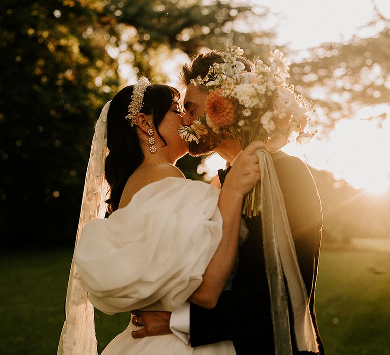 golden-hour-couple-portrait-at-botanical-wedding-day