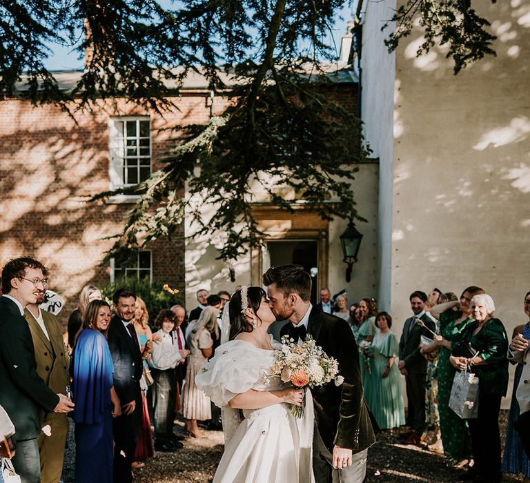 kiss-captured-in-wedding-photo