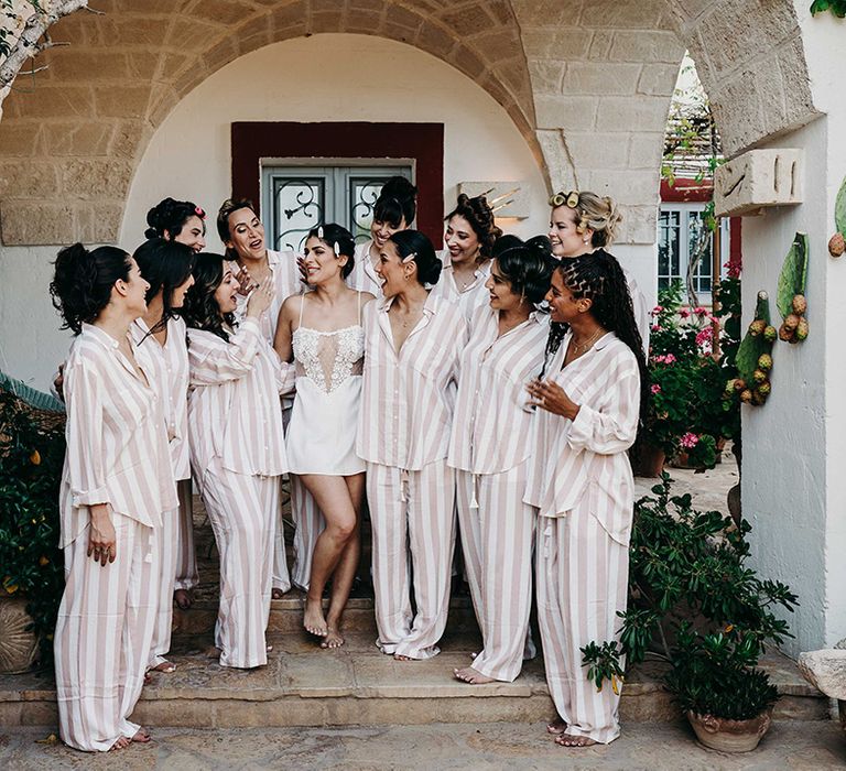 bride-and-bridesmaids-getting-ready-for-the-wedding