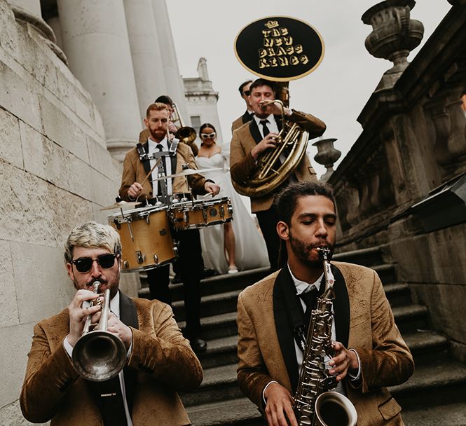 brass-band-plays-at-wedding
