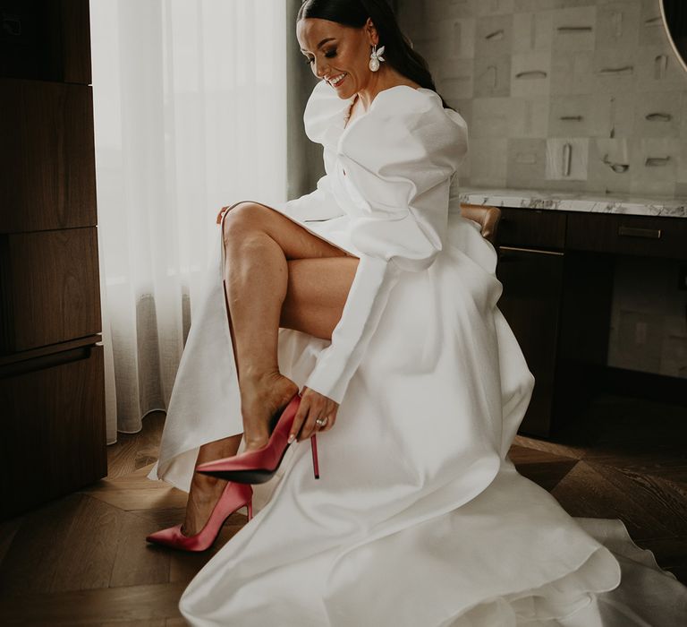bride-in-puff-sleeve-wedding-dress