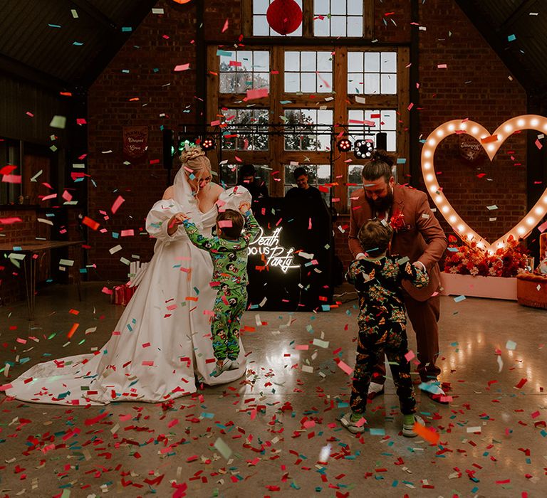 confetti-canons-during-first-dance-with-kids